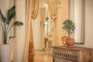 una stanza con un tavolo con una pianta in vaso di Les Palmiers Boutique Hôtel & Spa a Marrakech