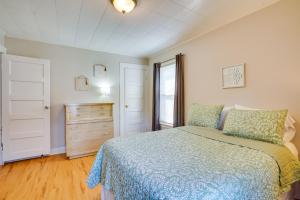 een slaapkamer met een bed, een dressoir en een raam bij Cozy Westcott Home about half Mi to Syracuse Campus! in Syracuse