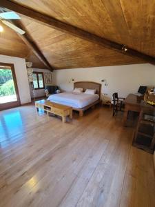 ein großes Schlafzimmer mit einem Bett und einer Holzdecke in der Unterkunft gorgeous herzeliya pool villa in Herzlia
