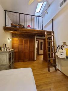 um quarto com uma cama alta e uma escada em gorgeous herzeliya pool villa em Herzelia 
