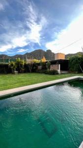 une grande piscine d'eau bleue dans une cour dans l'établissement Casa del ALMA., à Tepoztlán