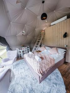 sypialnia z łóżkiem w namiocie w obiekcie Glamping Bobrowniczki w Kotlinie Kłodzkiej w Szczytnej