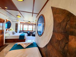 a room with two beds in a boat at Casa Ocean Pier in Puerto Ayora