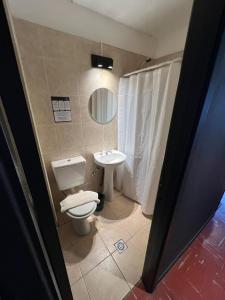 Luma Boutique Hotel في سان كارلوس دي باريلوتشي: حمام مع مرحاض ومغسلة