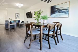 - une salle à manger avec une table et des chaises dans l'établissement Beautiful Home With 4 King Beds,Airport,Disney+, à Edmonton