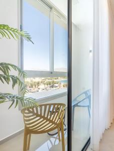 Nathan's Suites On The Beach的阳台或露台