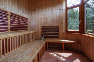 eine leere Sauna mit einer Bank und einem Fenster in der Unterkunft Ferienwohnungen Badbruckerweg- Bad Gastein in Bad Gastein