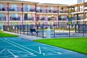 an empty basketball court in front of a building at Periwinkle Inn in Cape May