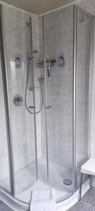 a shower with glass doors and blue eyes in a bathroom at Schöne 3 Zi. Ferienwohnung vor den Toren Frankfurt in Dreieich +32 photos