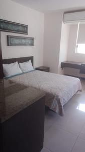 um quarto com uma cama e uma secretária. em Suite Lof 206 em Monterrey