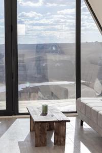 un soggiorno con tavolino di fronte a una finestra di Chill With Tech 