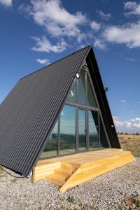 una casa con tetto nero e pavimento in legno di Chill With Tech 