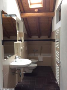 A bathroom at Hotel Corte Santa Libera
