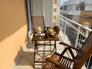 a balcony with a table and chairs on a balcony at Il Riccio in Bari