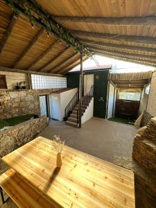 una mesa de madera en medio de un patio en Refúgio das Carquejas 