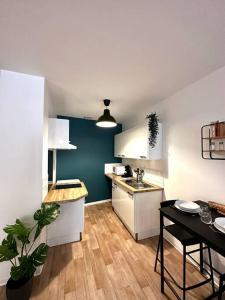 - une cuisine avec une table et un comptoir dans l'établissement La barrière/hyper centre/calme, à Rodez