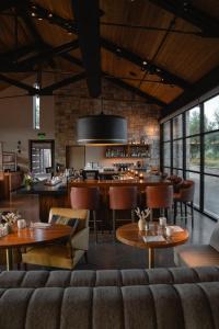 Four Seasons Resort Napa Valley في كاليستوغا: مطعم بطاولات وكراسي وبار