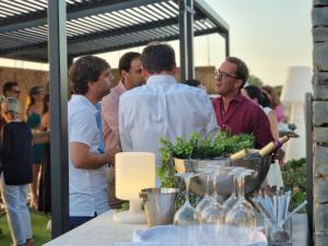 un grupo de hombres parados alrededor de una mesa con comida en Hotel Boutique Aroma de Mar, en Chiclana de la Frontera 233 fotos más