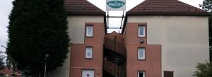 un bâtiment avec une enseigne sur le côté dans l'établissement Mister Bed Lomme, à Lomme 3 autres photos