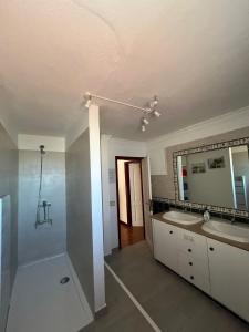 La salle de bains est pourvue de 2 lavabos et d'un miroir. dans l'établissement Casa Cielito Lindo, à Las Eras