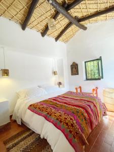 - une chambre avec un grand lit dans l'établissement Los Arcabuceros Posada Boutique, à Tilcara