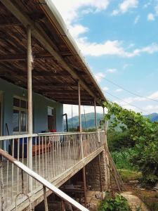 KharagauliKari的一个带木甲板的房子的门廊