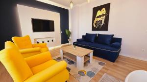 een woonkamer met een gele bank en een tafel bij YFB I 130m2 Designwohnung mit 2 Bädern in Gera