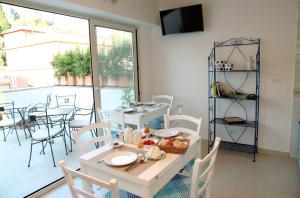 A television and/or entertainment centre at B&B Evelyne