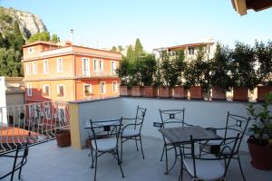 A balcony or terrace at B&B Evelyne