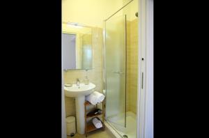 A bathroom at B&B Evelyne
