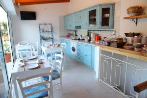 A kitchen or kitchenette at B&B Evelyne