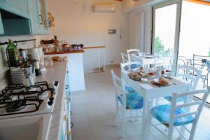 A kitchen or kitchenette at B&B Evelyne