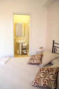 A bed or beds in a room at B&B Evelyne