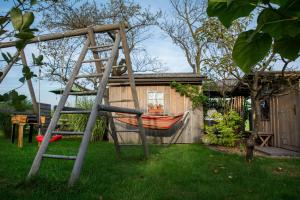 Kawasan permainan kanak-kanak di Glamping with a view