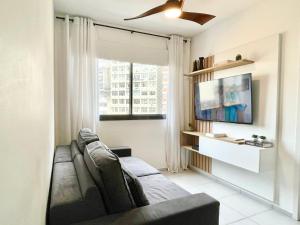 un soggiorno con divano e finestra di Apartamento Espaçoso e Aconchegante na Bela Vista a San Paolo