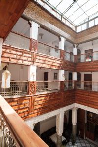Elle offre une vue intérieure sur un bâtiment doté d'un plafond en verre. dans l'établissement Riad Dar Laura, à Fès
