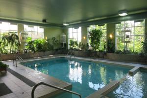 - une grande piscine dans un bâtiment doté de fenêtres dans l'établissement Days Inn by Wyndham Levis, à Lévis