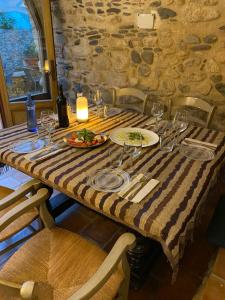 una mesa con copas de vino y un plato de comida en Can Carbó de Peralada en Peralada