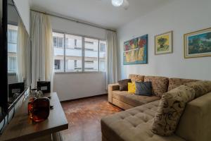 uma sala de estar com um sofá e uma mesa em SDF - Apartamentos lindos em Floripa-SC em Florianópolis