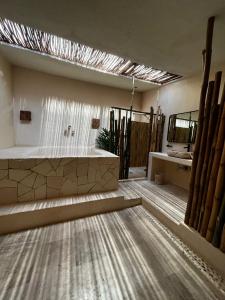 La salle de bains est pourvue d'une grande baignoire et d'un grand miroir. dans l'établissement Rojo Manglar Acapulco, à Acapulco