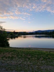 - une vue sur un lac avec un ciel nuageux dans l'établissement Ferienwohnung Naturini, à Fribourg-en-Brisgau