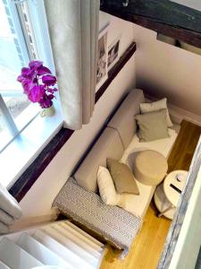 un divano in una piccola camera con finestra di Charming Loft City Center a Copenaghen