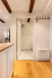 W pokoju znajduje się łazienka z prysznicem i toaletą. w obiekcie Charming Loft City Center w Kopenhadze