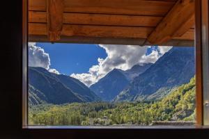 uma vista a partir de uma janela de um vale de montanha em B&B La vecchia posta em Antronapiana