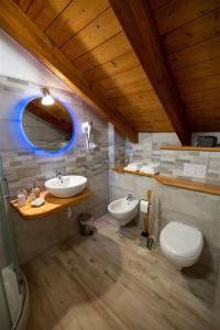 uma casa de banho com 2 lavatórios e um WC em B&B La vecchia posta em Antronapiana