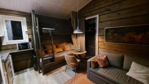 Кът за сядане в Luxury Aurora glass Igloo, hot tub & sauna cottage