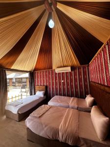 En eller flere senge i et værelse på Wadi Rum sky Camp