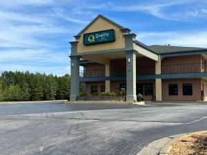 un estacionamiento vacío frente a un edificio de oficinas en Quality Inn Adairsville-Calhoun South, en Adairsville