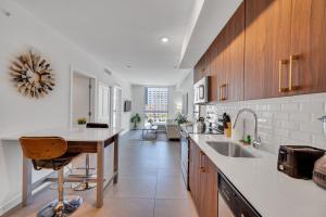 A kitchen or kitchenette at Amazing Unit in Downtown Miami With Free Parking