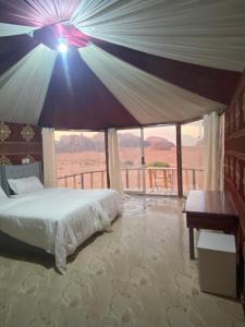Postel nebo postele na pokoji v ubytování Joy to Wadi Rum